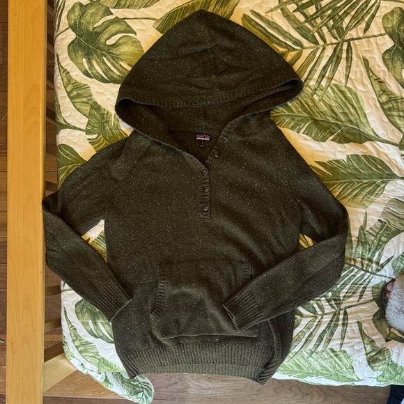 Patagonia Dark Green Hooded Knit Quarter Button Up Sweater - Picture 1 of 7